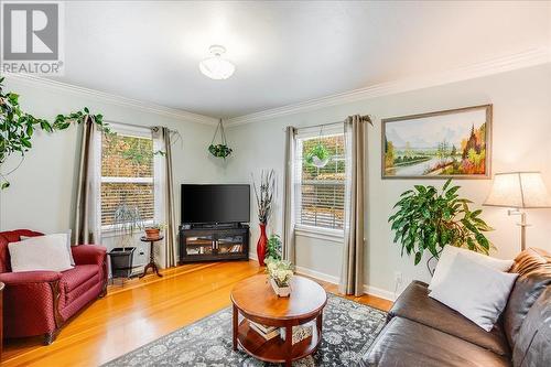 650 Shelley Street, Warfield, BC - Indoor Photo Showing Living Room