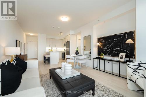 1404 - 75 Oneida Crescent, Richmond Hill, ON - Indoor Photo Showing Living Room