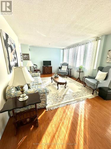 601 - 350 Webb Drive, Mississauga, ON - Indoor Photo Showing Living Room