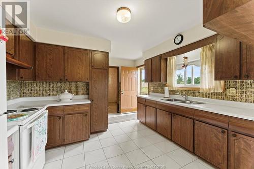 809 Texas Road, Amherstburg, ON - Indoor Photo Showing Kitchen With Double Sink