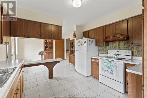 809 Texas Road, Amherstburg, ON - Indoor Photo Showing Kitchen