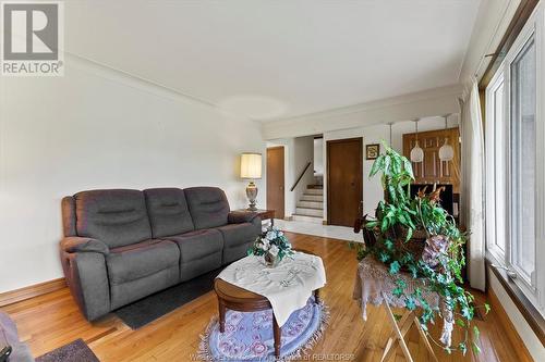 809 Texas Road, Amherstburg, ON - Indoor Photo Showing Living Room