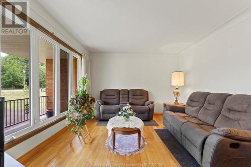 809 Texas Road, Amherstburg, ON - Indoor Photo Showing Living Room