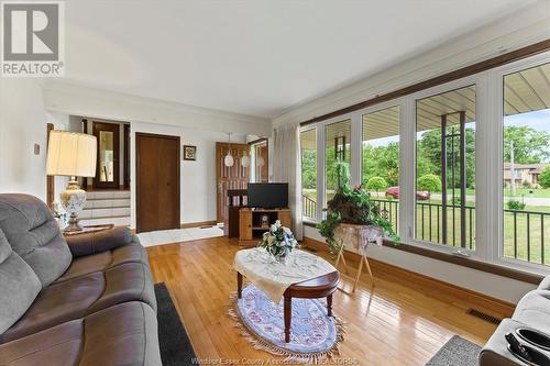 809 Texas Road, Amherstburg, ON - Indoor Photo Showing Living Room