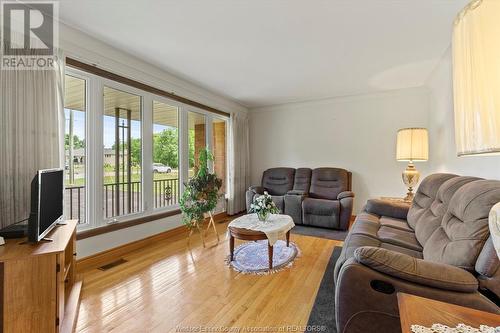 809 Texas Road, Amherstburg, ON - Indoor Photo Showing Living Room