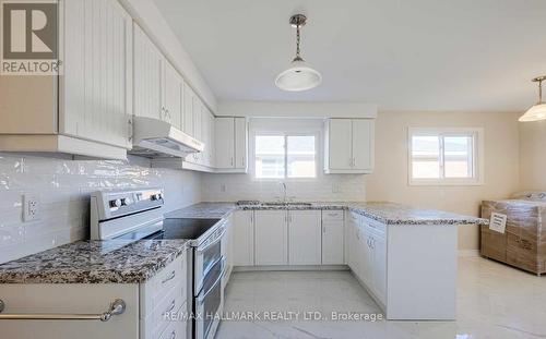 2393 Whaley Drive, Mississauga, ON - Indoor Photo Showing Kitchen With Upgraded Kitchen