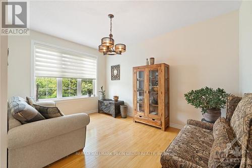 1817 Mickelberry Crescent, Ottawa, ON - Indoor Photo Showing Living Room