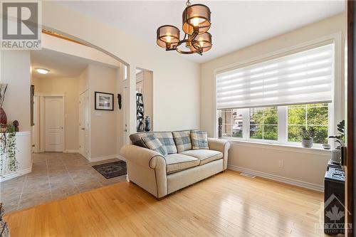 1817 Mickelberry Crescent, Ottawa, ON - Indoor Photo Showing Living Room