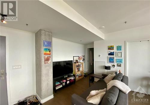 203 Catherine Street Unit#1007, Ottawa, ON - Indoor Photo Showing Living Room