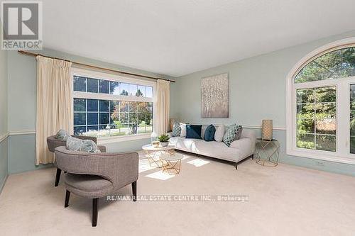 17 Holmes Drive, Caledon, ON - Indoor Photo Showing Living Room