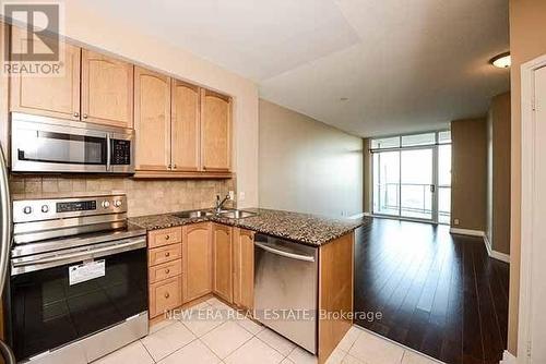 2002 - 80 Absolute Avenue, Mississauga, ON - Indoor Photo Showing Kitchen