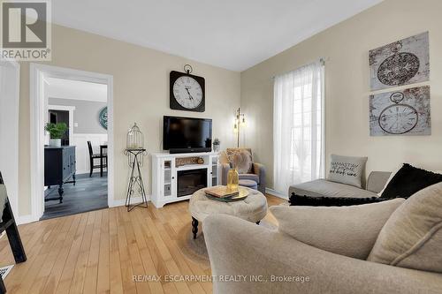 11 Esther Street, Brant, ON - Indoor Photo Showing Living Room