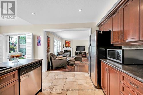 226 Tanglewood Drive, Hamilton, ON - Indoor Photo Showing Kitchen