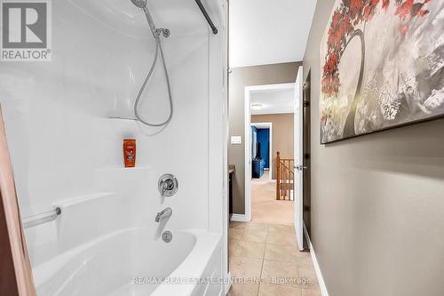 226 Tanglewood Drive, Hamilton, ON - Indoor Photo Showing Bathroom