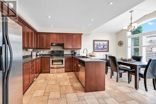 226 Tanglewood Drive, Hamilton, ON - Indoor Photo Showing Kitchen