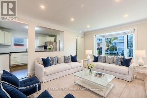 242 West 18Th Street, Hamilton, ON - Indoor Photo Showing Living Room