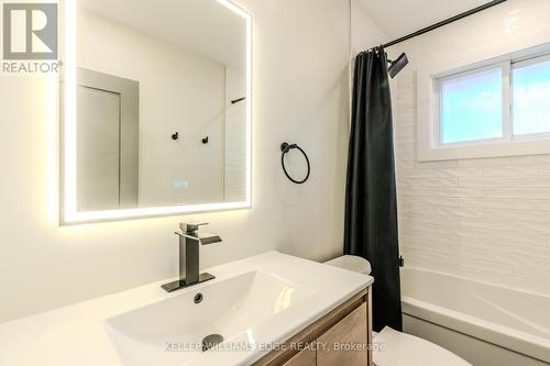 242 West 18Th Street, Hamilton, ON - Indoor Photo Showing Bathroom