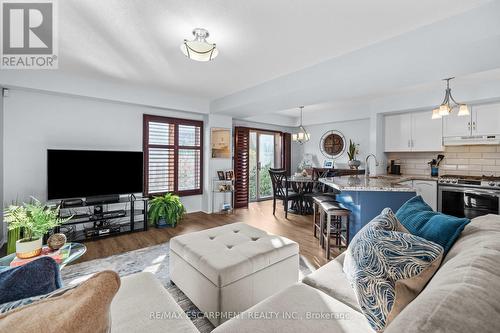 9 - 18 Cedar Street, Grimsby, ON - Indoor Photo Showing Living Room