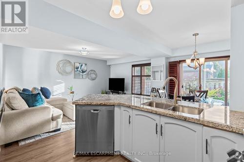 9 - 18 Cedar Street, Grimsby, ON - Indoor Photo Showing Kitchen With Double Sink