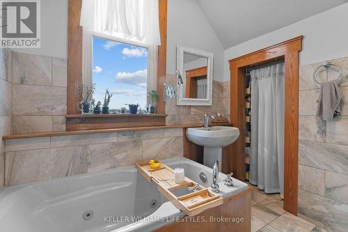 44 Colborne Street, Strathroy-Caradoc (Caradoc), ON - Indoor Photo Showing Bathroom