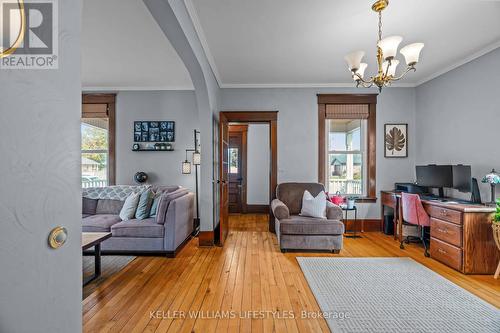 44 Colborne Street, Strathroy-Caradoc (Caradoc), ON - Indoor Photo Showing Living Room