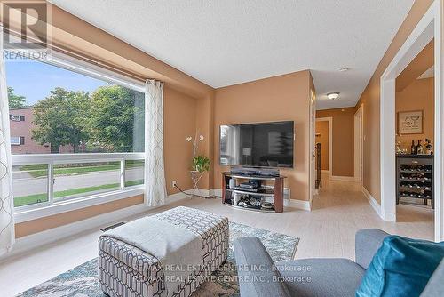 3175 Patrick Crescent, Mississauga, ON - Indoor Photo Showing Living Room