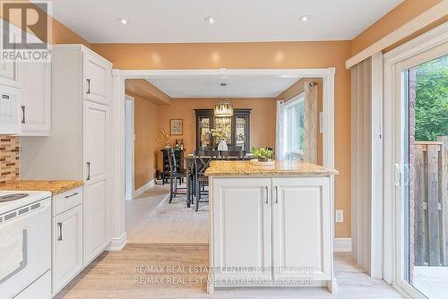 3175 Patrick Crescent, Mississauga, ON - Indoor Photo Showing Kitchen