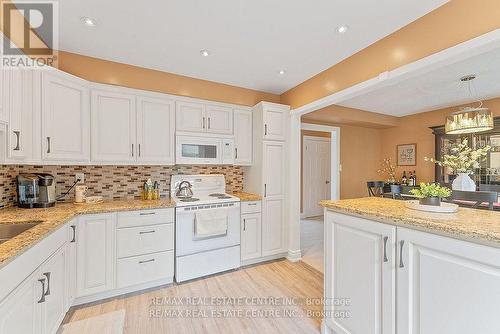 3175 Patrick Crescent, Mississauga, ON - Indoor Photo Showing Kitchen