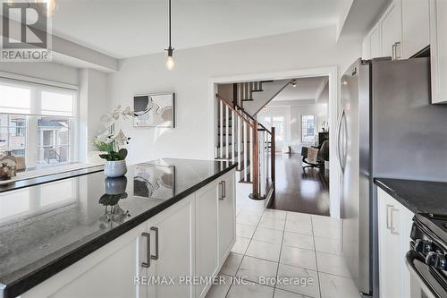 550 Mermaid Crescent, Mississauga, ON - Indoor Photo Showing Kitchen With Upgraded Kitchen