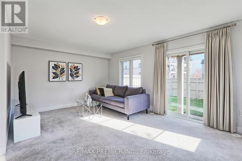 550 Mermaid Crescent, Mississauga, ON - Indoor Photo Showing Living Room