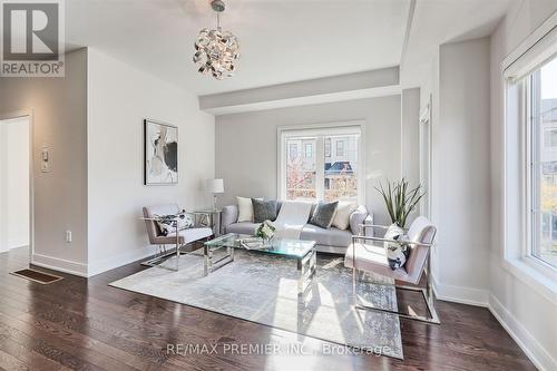 550 Mermaid Crescent, Mississauga, ON - Indoor Photo Showing Living Room