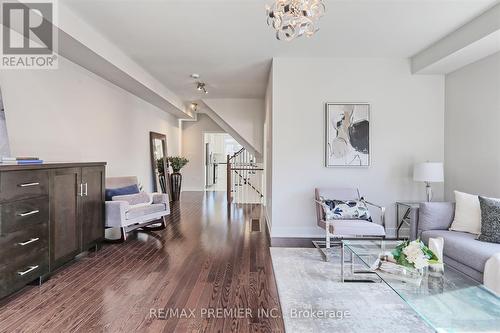 550 Mermaid Crescent, Mississauga, ON - Indoor Photo Showing Living Room