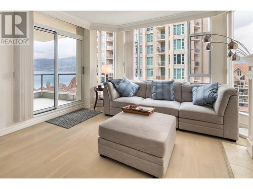 1152 Sunset Drive Unit# 901, Kelowna, BC - Indoor Photo Showing Living Room