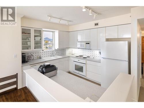 1152 Sunset Drive Unit# 901, Kelowna, BC - Indoor Photo Showing Kitchen