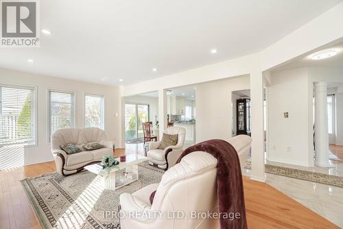 5555 Loonlake Avenue, Mississauga, ON - Indoor Photo Showing Living Room