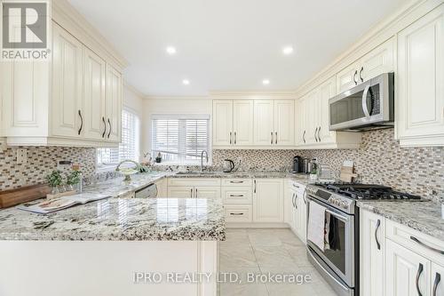 5555 Loonlake Avenue, Mississauga, ON - Indoor Photo Showing Kitchen With Upgraded Kitchen