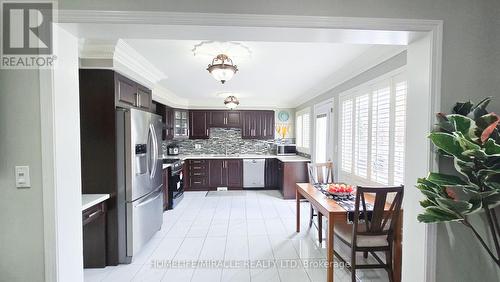 19 Fidelity Avenue W, Brampton, ON - Indoor Photo Showing Kitchen With Upgraded Kitchen