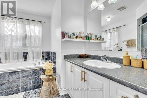 27 Putnam Drive, Brampton, ON - Indoor Photo Showing Bathroom