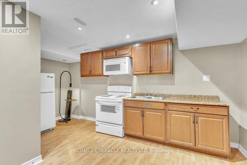 27 Putnam Drive, Brampton, ON - Indoor Photo Showing Kitchen With Double Sink