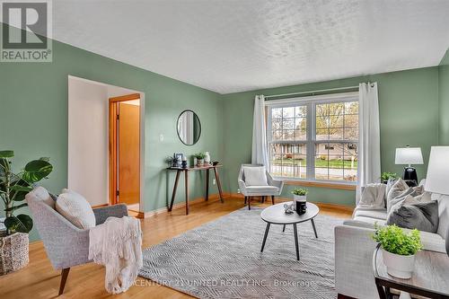 1033 Scollard Road, Smith-Ennismore-Lakefield, ON - Indoor Photo Showing Living Room