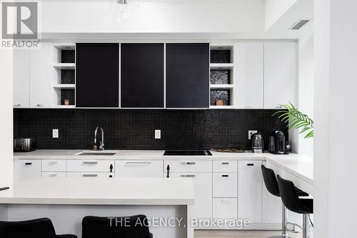 106 - 32 Davenport Road, Toronto, ON - Indoor Photo Showing Kitchen