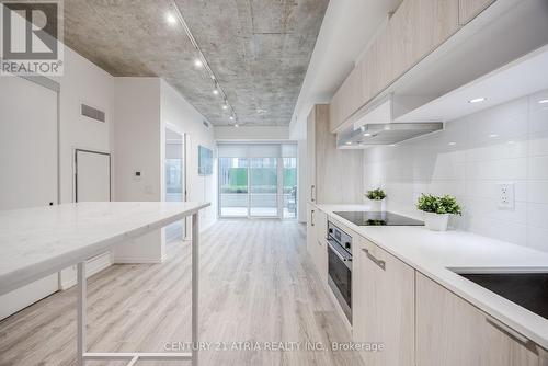 642 - 8 Hillsdale Avenue, Toronto, ON - Indoor Photo Showing Kitchen