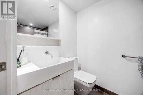 642 - 8 Hillsdale Avenue, Toronto, ON - Indoor Photo Showing Bathroom