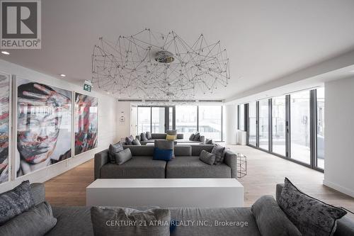 642 - 8 Hillsdale Avenue, Toronto, ON - Indoor Photo Showing Living Room