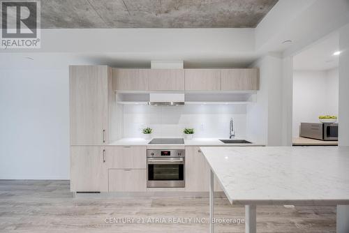 642 - 8 Hillsdale Avenue, Toronto, ON - Indoor Photo Showing Kitchen