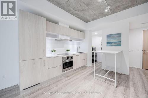 642 - 8 Hillsdale Avenue, Toronto, ON - Indoor Photo Showing Kitchen