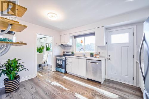 18 Castle Hill Drive, Toronto, ON - Indoor Photo Showing Kitchen