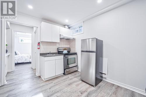 18 Castle Hill Drive, Toronto, ON - Indoor Photo Showing Kitchen