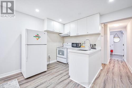 18 Castle Hill Drive, Toronto, ON - Indoor Photo Showing Kitchen