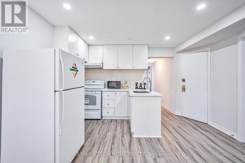 18 Castle Hill Drive, Toronto, ON - Indoor Photo Showing Kitchen